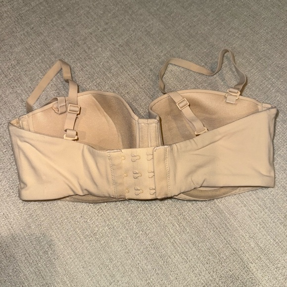 SKIMS Fits Everybody Strapless Bra - Picture 2 of 3